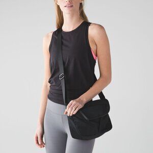 Lululemon Festival Bag (Black)please see second photo just wear on zipper loop